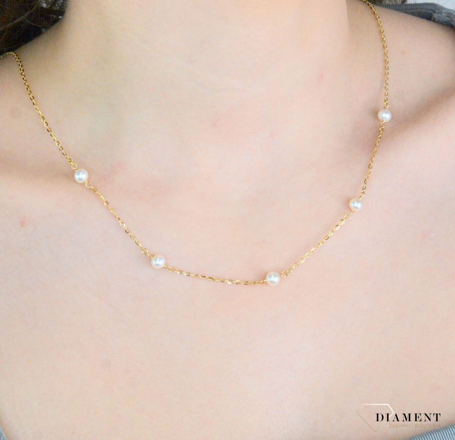 Naszyjnik złoty z perełkami pr 585, D0GM10805 N Złoty naszyjnik 585 celebrytka z pięcioma małymi perełkami. Niezwykły blask szlachetnego kruszcu zamknięty w wyjątkowej formie.1.jpg